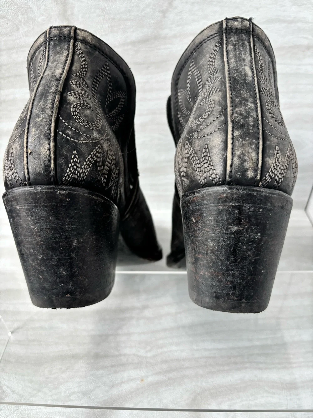 With Box Ariat Women’s Western Boots - naturally distressed black booties size 8 - Picture 6 of 16